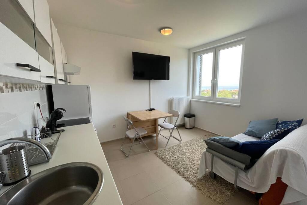 Apartment Gema - One Bedroom Apartment Izola Bagian luar foto